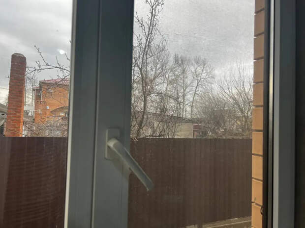 Разводы исчезают сами: 5 фишек для идеально чистых окон — без химозы и газет