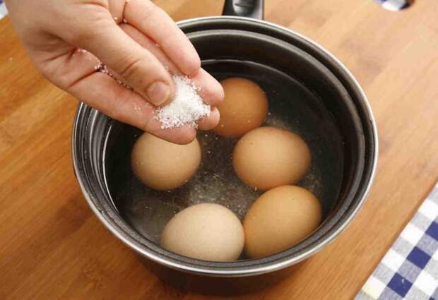 Соль не спасет яйца от вытекания, если у них изначально была трещина / Фото: vsezdorovo.com