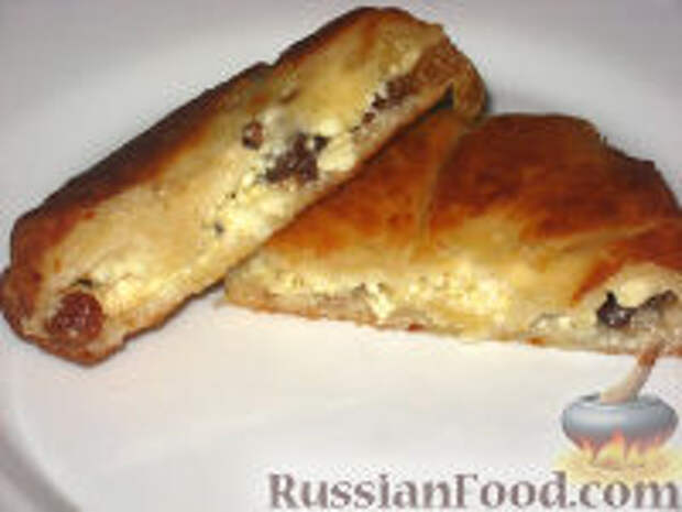 Фото к рецепту: Жареные пирожки с творогом и изюмом