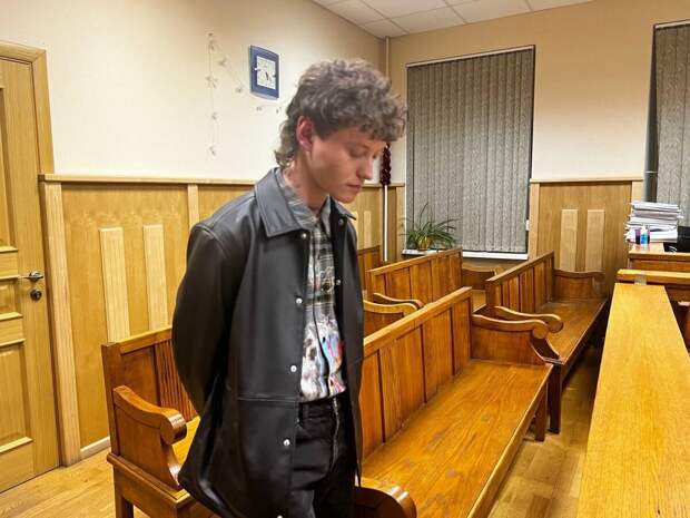 Суд в Петербурге арестовал «певца» Эдуарда Шарлота, прославившегося публичным сжиганием российского паспорта и другими экстремистскими антигосударственными действиями, – на 13 суток.
