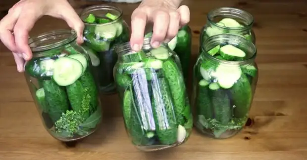 В стерильные банки с огурцами кладут чеснок, укроп, перец горошек / Фото: sovkusom.ru В стерильные банки с огурцами кладут чеснок, укроп, перец горошек / Фото: sovkusom.ru
