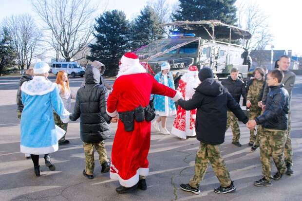 В село Сивашское Херсонской области прибыл «Дед Мороз специального назначения» Росгвардии