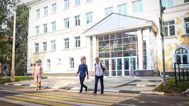 Тротуары и пешеходные переходы обустраивают к школам Подмосковья к 1 сентября