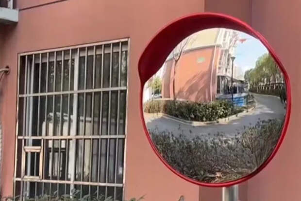 SCMP: китаянка переставила во дворе зеркало по фэн-шуй и спровоцировала ДТП
