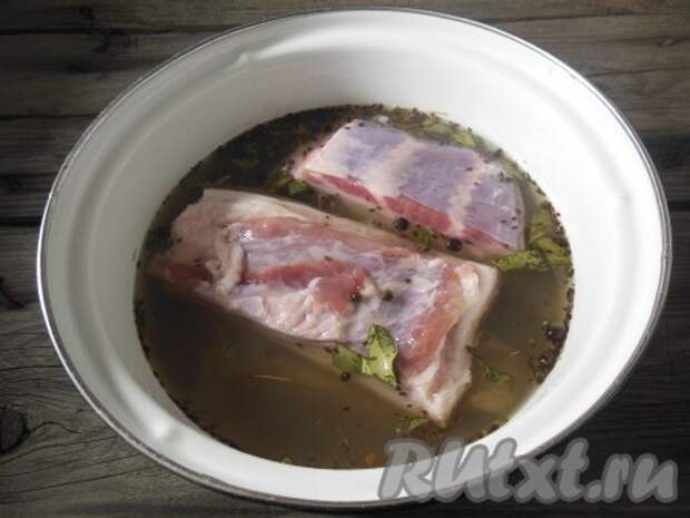 В горячий маринад отправьте кусочки сала (этого маринада достаточно для посола 1 килограмма сала). 