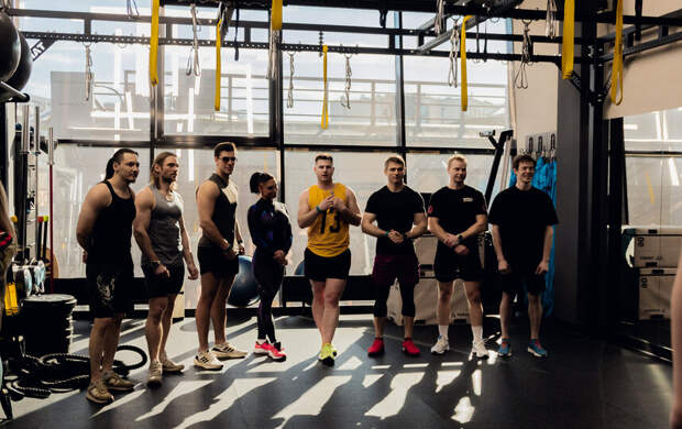 Титаны в Петербурге: участники шоу ТНТ провели открытую тренировку в спортзале Chisla