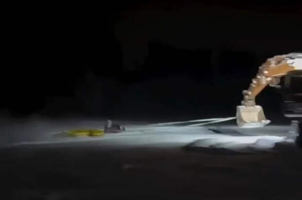 Парень прицепил ватрушку к ковшу экскаватора и устроил экстремальную "карусель"