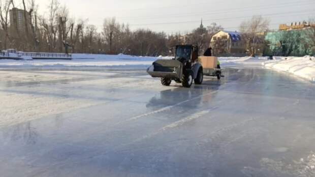 Размер катка в барнаульском парке "Изумрудный" увеличили на площадь всего пруда