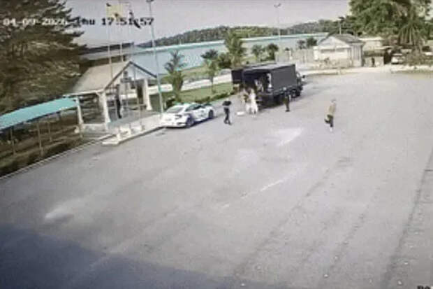 В Малайзии 24‑летний педофил сбежал из тюремного фургона — побег попал на видео
