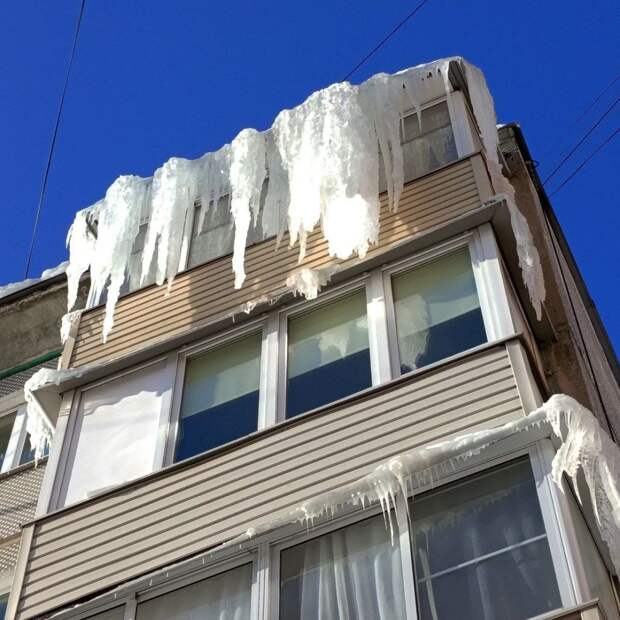В Туле наледь поглотила балкон на улице Калинина