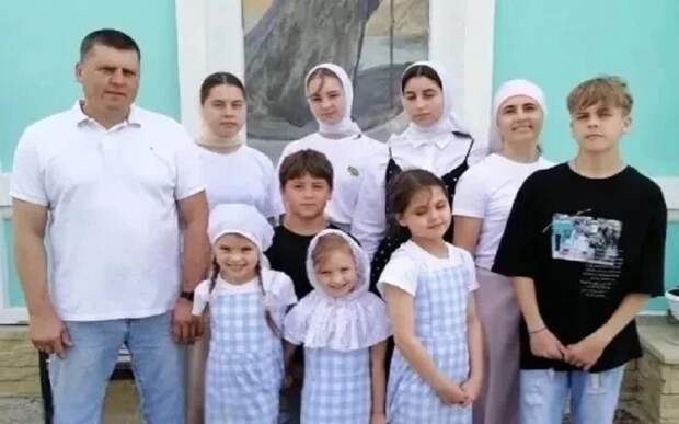 Павел Малков поздравил волонтера Ольгу Курепову со званием "Мать-героиня"