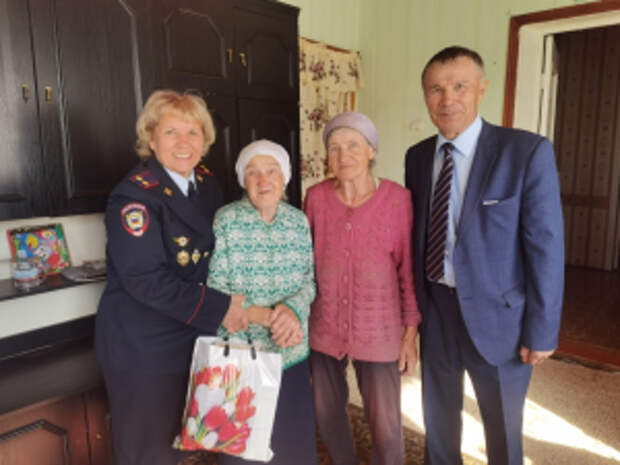 Нижнекамские полицейские побывали в гостях у ветерана МВД