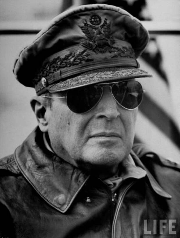 Генерал Дуглас Макартур – американский герой Второй мировой войны.