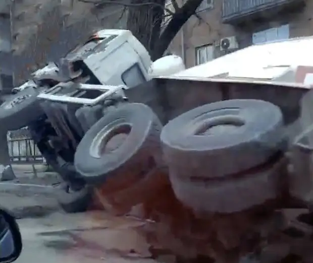 В Ростове под землю провалился грузовик