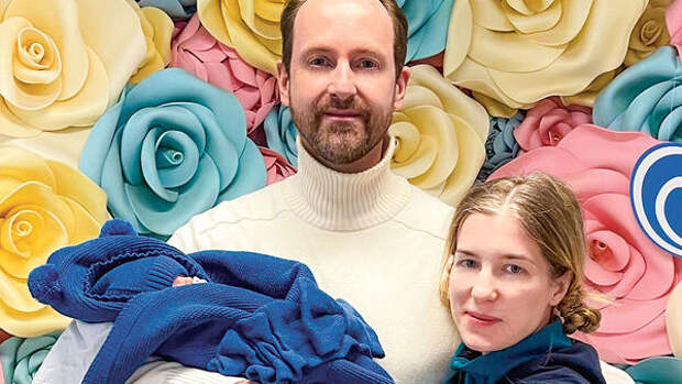 Тарасов показал новорожденного сына