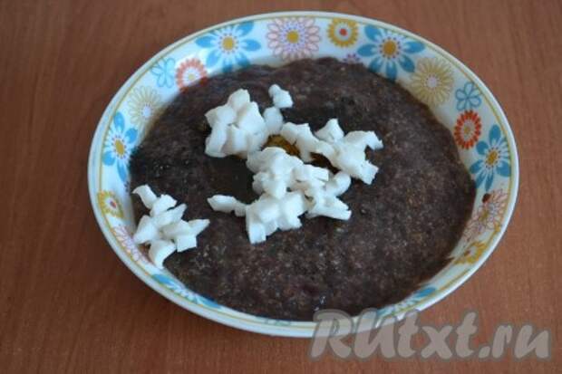 Сало нарезать маленькими кусочками (примерно 5х5 мм) и выложить к печени. При желании, сало можно пропустить через мясорубку. 