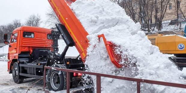 «Жилищник» вывез снег с парковки дома на Фестивальной