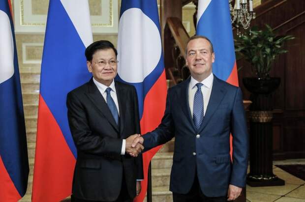 Заместитель председателя Совета безопасности РФ Дмитрий Медведев и президент Лаоса Тхонглун Сисулит