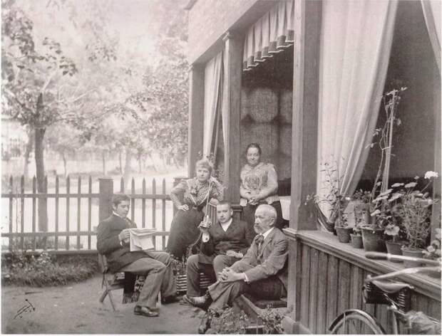 Семья художника К. Сомова на даче в Павловске 1892 г. /Фото:slavikap.livejournal.com