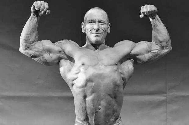Знаменитого бодибилдера не стало в 48 лет при странных обстоятельствах