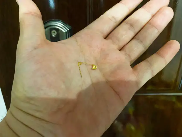 Соседи каждый день в двери находили булавку. Уже начали паниковать, а бабуля сверху только посмеялась