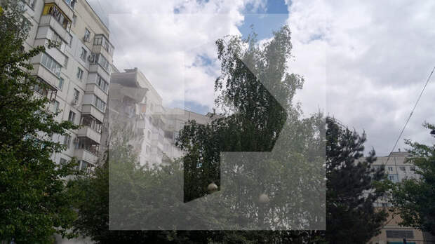 Кадры с места обрушения подъезда жилого дома в Белгороде после обстрела ВСУ