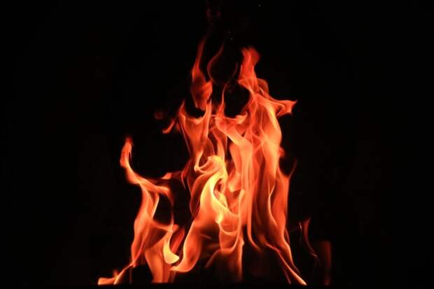 Белый кроссовер сгорел на 16-м километре МКАД в Капотне