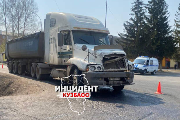 Ребенка достали из-под грузовика с помощью домкрата после аварии в Кузбассе