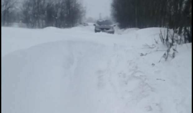 Сугроб в полтора метра перегородил дорогу водителю в Петрозаводске