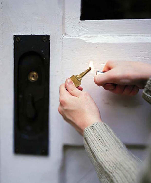 Чтобы открыть замерзший замок, надо подогреть ключ зажигалкой. Чтобы открыть замерзший замок, надо подогреть ключ зажигалкой.