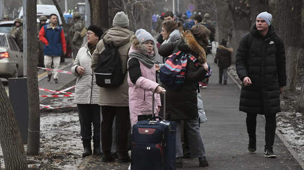 Из Алматы вывозят российских граждан. На родину их доставляют самолеты военной авиации