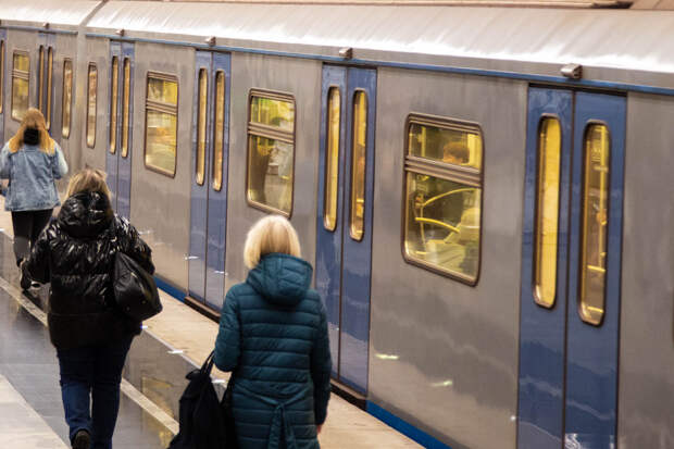 Неизвестные распылили газ в метро Москвы, на эскалаторах началась паника