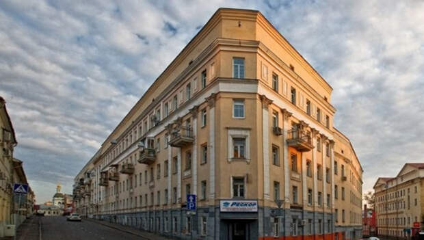 Дома-утюги и их знаменитые жильцы: История странных «утюгообразных» зданий в центре Москвы