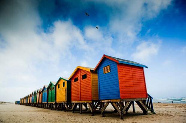 Colorful-surfer-shacks-at-Muizenberg-Beach-Cape-Town.-600x399