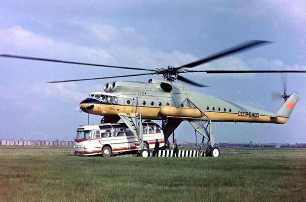 Ми-10 мог поднять даже автобус ЛАЗ, фото 1968 года. | Фото: airliners.net.