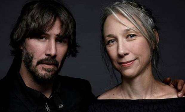 Холостяк передумал? Киану Ривз вышел в свет под руку с американской художницей