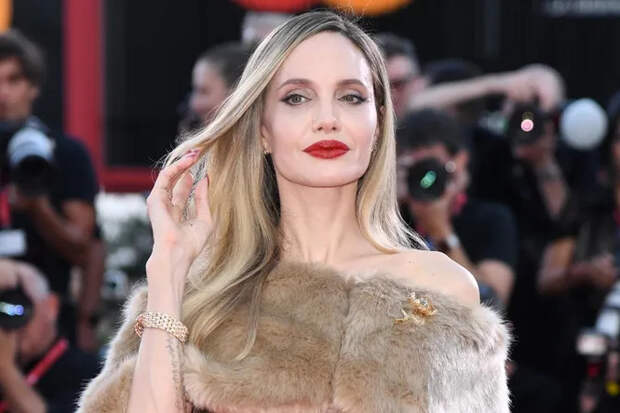 Анджелина Джоли лишилась доверия после развода с Брэдом Питтом