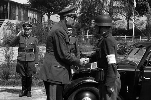 Андрей Власов (в центре)