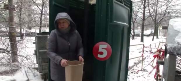 Киевляне ходят в туалет в пакеты и защищают электрический кабель иконами