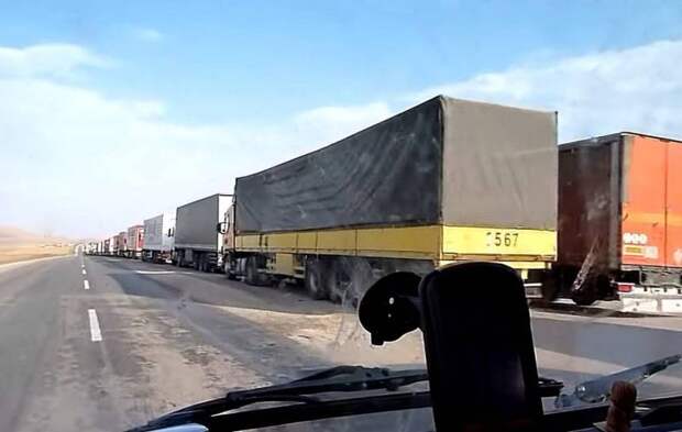 С Украины сотнями грузовиков вывозят продовольствие