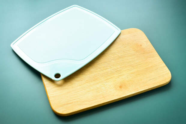 Эксперт Кузнецова: одну разделочную доску опасно использовать для всех продуктов