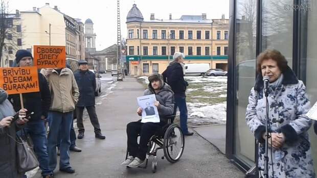 В пикете за освобождение Олега Бурака: в центре — сын «русского шпиона» Роман Бурак, справа — Татьяна Жданок, лидер «Русского союза Латвии»