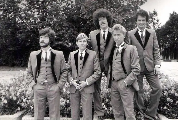 Полугодовалый Киану, 82-летний Чаплин и еще 12 редких фото знаменитостей