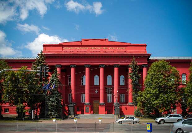 Ректора украинского вуза уличили в оргиях со студентками