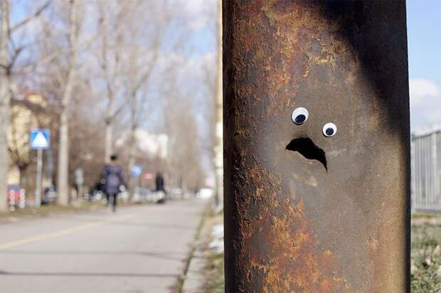 Болгарский уличный художник крепит выпуклые глаза к поломанным вещам, наделяя их забавным видом глаза, художник