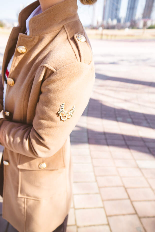 Olga choi fashion blogger myblondegal South Korea smart casual elegant Oasap beige khaki military coat Converse low sneakers Ann Taylor pants Kooding sweater H&M plaid check scarf-07161