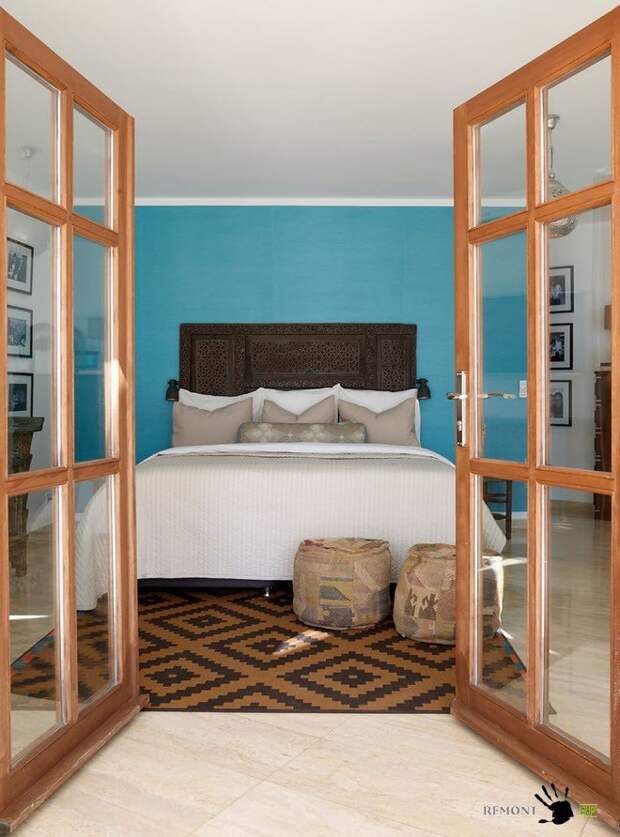 Спальня с голубой стеной
