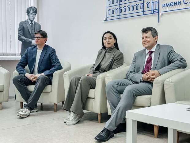 Константин Голота закончил РГУ в Рязани, работал в МИДе с Захаровой и в ООН