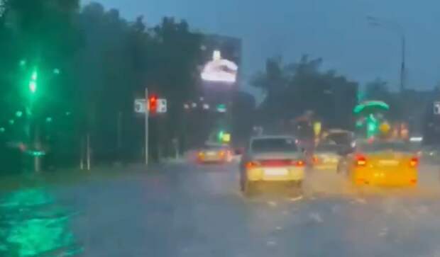 Сильный ливень снова затопил Краснодар: улицы под водой, люди и машины плывут