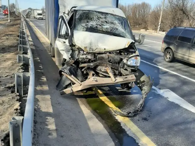 Под Тверью дорогу не поделили две Газели